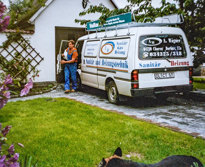 Seniorchef mit erstem Firmenfahrzeug
