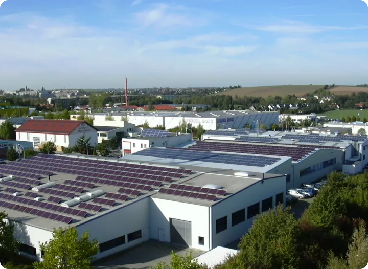 Aufgeständerte PV-Anlage auf Industriedach