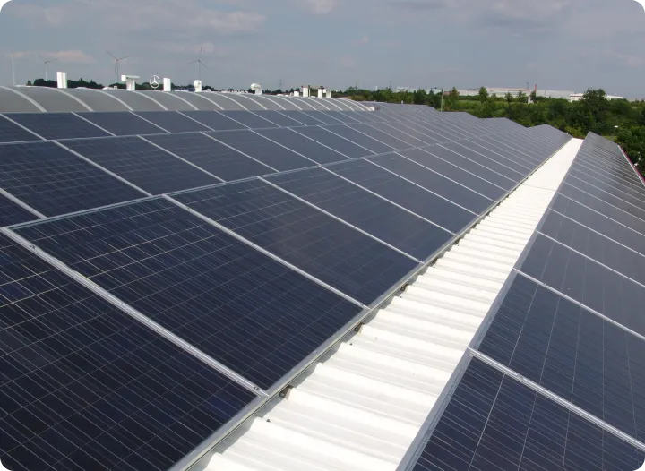 Aufgeständerte PV-Anlage auf Industriedach