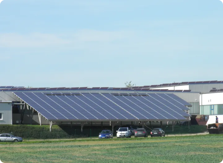 Schleppdach an einer Montagehalle mit PV-Anlage