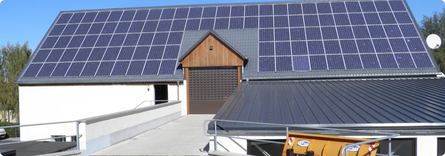 Scheunendach mit integrierter PV-Anlage