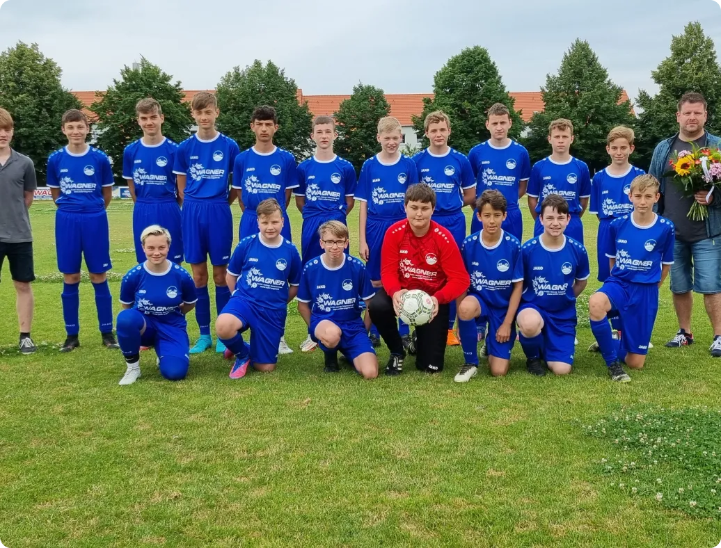 Jugend-Fußballmannschaft des SV-Gleisberg in blauen Trikots, mit Trainer und Sponsor